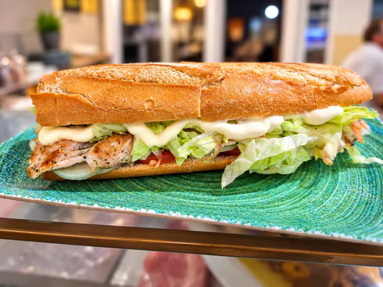 Bocadillo de pollo a la plancha con lechuga, tomate y mayonesa