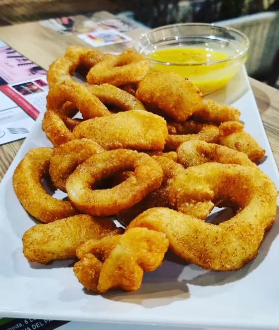 Ración de calamares fritos con salsa