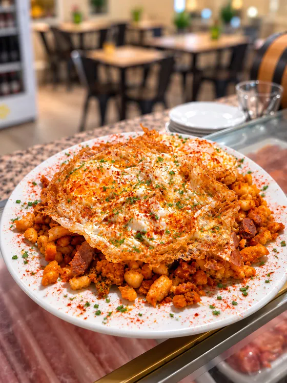 Plato de migas con huevo frito y pimentón